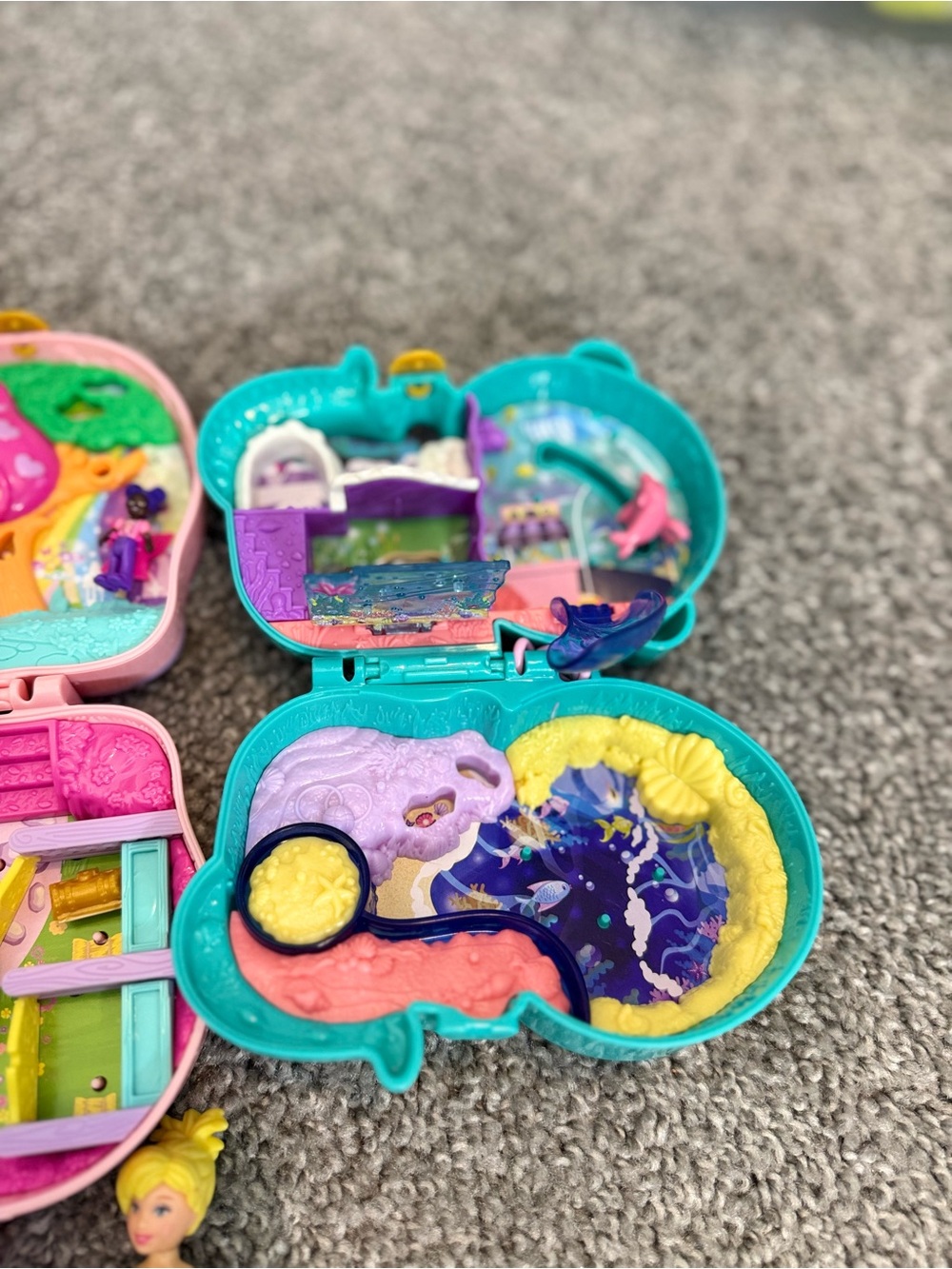 Polly Pocket Otter Aquarium Compact Set & Unicorn Forest Compact Set & 2 Polly’s - Picture 4 of 14